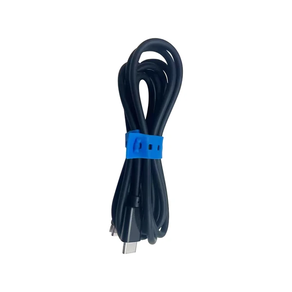Schwarzes USB-C-Kabel, ordentlich aufgerollt mit blauem Kabelbinder