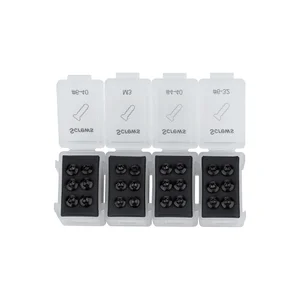 Vier Packungen schwarzer Befestigungsschrauben mit verschiedenen Größen in transparenten Kunststoffboxen.