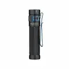 Schwarze Olight Baton 3 Pro LED Taschenlampe in Seitenansicht mit blauem Clip und rutschfestem Griff für EDC und Outdoor