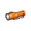 Olight Baton 4 orangefarbene LED Taschenlampe mit strukturiertem Griff auf weißem Hintergrund