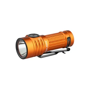 Olight Baton 4 orangefarbene LED Taschenlampe mit strukturiertem Griff auf weißem Hintergrund