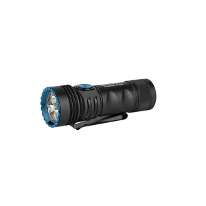 Schwarze Olight Seeker 4 Mini LED Taschenlampe in Seitenansicht mit blauem Bezel und Clip für Outdoor-Einsätze