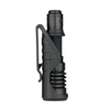 Olight schwarze taktische Taschenlampe im robusten Holster mit Gürtelclip vor weißem Hintergrund