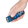 Hand hält blaue Taschenlampe, weiße Rückseite