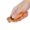 Hand hält orangefarbene LED-Taschenlampe, die einen UV-Modus besitzt