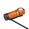 Orange Taschenlampe mit Halterung, Ladekabel, magnetischer Endkappe.