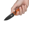 Hand hält OKNIFE Klappmesser mit oranger, texturierter Griffschale und schwarzer Klinge