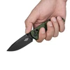 Hand hält grünes OKNIFE Klappmesser mit schwarzer 154CM Klinge