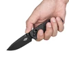 Hand hält schwarzes OKNIFE Taschenmesser mit Klinge nach vorne, bereit zum Gebrauch, weißer Hintergrund.