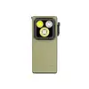 Grüne Olight Oclip Ultra Mini-Clip-Leuchte in Frontansicht mit drei LEDs für EDC und Outdoor-Einsatz