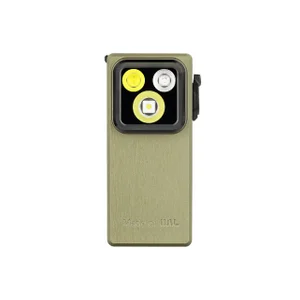 Grüne Olight Oclip Ultra Mini-Clip-Leuchte in Frontansicht mit drei LEDs für EDC und Outdoor-Einsatz