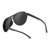 Schwarze Flieger-Sonnenbrille mit mattem Gestell und dunklen Gläsern vor weißem Hintergrund