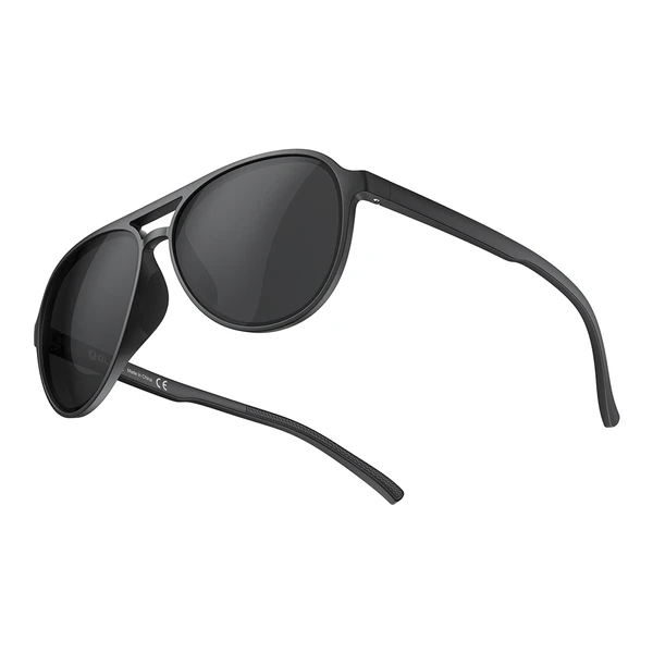 Schwarze Flieger-Sonnenbrille mit mattem Gestell und dunklen Gläsern vor weißem Hintergrund