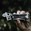 NexTool W40 Multitool mit verstellbarem Schraubenschlüssel in der Hand für Outdoor-Einsätze