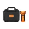 Olight orangefarbene LED Taschenlampe mit schwarzem Griff auf weißem Hintergrund