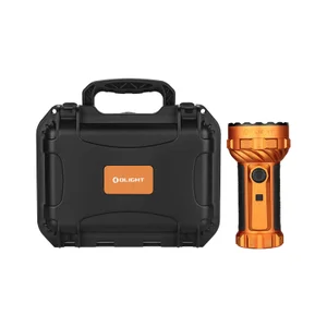 Olight orangefarbene LED Taschenlampe mit schwarzem Griff auf weißem Hintergrund