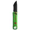 Taschenmesser mit grüner Blut-Optik, schwarzer Tanto-Klinge und LED-Taschenlampe vor schwarzem Hintergrund