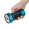 Olight Marauder Mini 2 in Blau, gehalten in der Hand, mit strukturiertem Griff für den Outdoor-Einsatz.