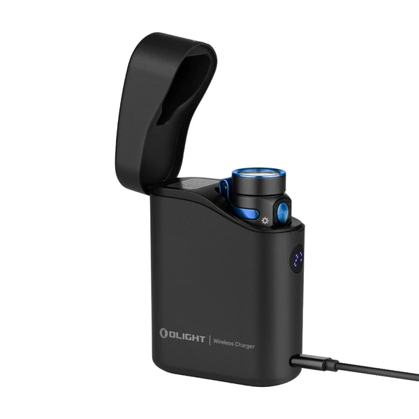 Olight Baton 4 Premium Edition mit kabelloser Ladestation und offenem Deckel, perfekt für den täglichen Gebrauch.