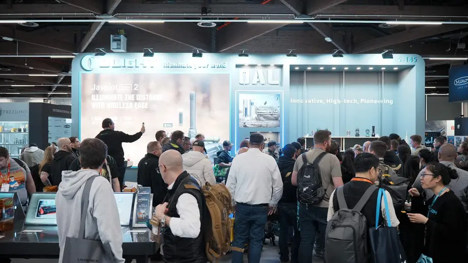 Menschenmenge auf einer Messe vor einem Stand mit der Aufschrift "Innovative, High-tech, Pioneering".