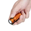Olight Orange Baton 4 Premium Taschenlampe in der Hand, ideal für den täglichen Gebrauch und Notfälle.