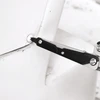 Multitool-Schraubendreher zieht eine Schraube an einer weißen Kunststoffoberfläche fest