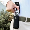 Multitool-Zange in schwarzer Gürteltasche griffbereit am Hosenbund getragen