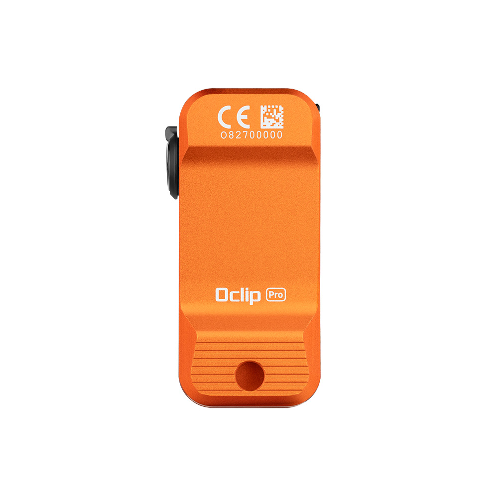R&uuml;ckseite der orangefarbenen Olight Oclip Pro mit Clip und Fangriemen&ouml;ffnung