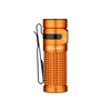 Olight orange Baton 4 Premium Edition Seitenansicht mit gemustertem Griff und Taschenclip für den täglichen Gebrauch