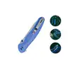 Blaues Einhandmesser Klappmesser mit Gürtelclip für Outdoor und EDC im Detail und in Anwendung am Rucksack und Hosentasche.of
