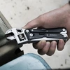 NexTool W40 Multitool mit verstellbarem Schraubenschlüssel bei der Reparatur in einer Hand gehalten
