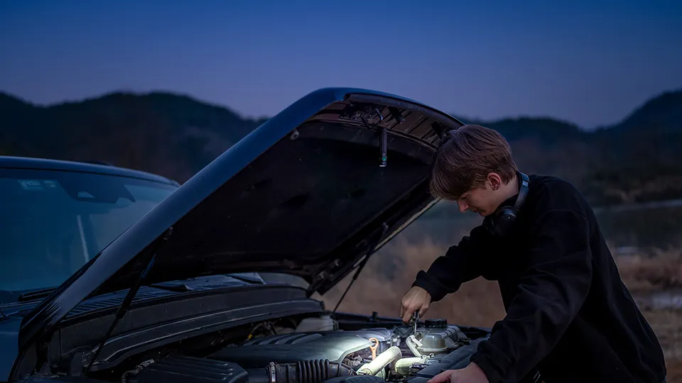 Baton 4 Pro bei einer nahen Beleuchtungsaufgabe am ge&ouml;ffneten Motorraum