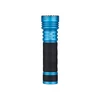 Olight Seeker 4 Pro Taschenlampe in Blau mit schwarzem strukturiertem Griff für Outdoor-Aktivitäten.