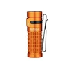 Olight orange Baton 4 Premium Edition Seitenansicht mit strukturiertem Griff und Pocket-Clip für Outdoor-Aktivitäten.