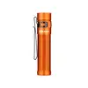 Olight Seeker 3 Pro orange LED Taschenlampe in Seitenansicht mit Clip für Outdoor und Abenteuer