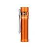 Kompakte orangefarbene Olight LED Taschenlampe mit schwarzem Gürtelclip vor weißem Hintergrund