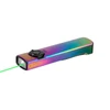 Regenbogenfarbene Taschenlampe mit leuchtendem grünem Laserpointer