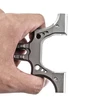 Hand hält eine professionelle Steinschleuder aus grauem Metall vor weißem Hintergrund