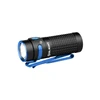 Olight schwarze Baton 4 Taschenlampe, Seitenansicht mit blauem Clip und strukturiertem Griff für den täglichen Gebrauch