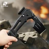 Schwarze HX OUTDOORS Axt in Handnahaufnahme mit strukturiertem Griff für Taktik- und Outdoor-Einsätze