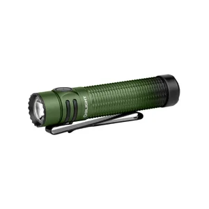 Olight grüne LED Taschenlampe mit geriffeltem Griff und schwarzem Gürtelclip vor weißem Hintergrund