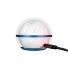Kugelförmiges Kinder-Nachtlicht, weiß-blau, mit Himmelsmotiven (Sonne, Mond, Sterne). USB-Kabel angeschlossen, rot leuchtend.