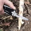 NexTool W40 Multitool Messer schnitzt Holzast im Outdoor-Einsatz