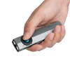 Olight ArkPro Taschenlampe in Grau und Silber, von Hand gehalten, mit blauem Knopf und UV-Licht-Funktion.