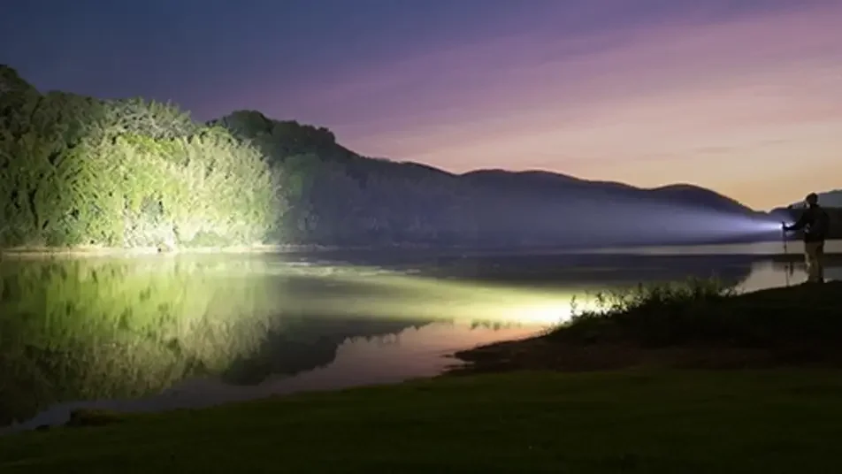 Die hellste Taschenlampe der Welt im Test Vergleich der LED Giganten von 6400 bis 50000 Lumen