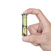 Olight I3E EOS Mini Taschenlampe im Palmen Design kompakt zwischen zwei Fingern gehalten für EDC Schlüsselanhänger
