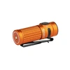Olight Baton 4 Premium Edition, orange, mit gerändeltem Gehäuse und Clip für EDC und taktische Zwecke.