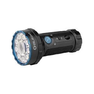 Schwarze Olight Marauder Mini LED Taschenlampe in Seitenansicht mit blauem Bezel für Outdoor und Camping