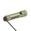 Olight Seeker 4 Pro Taschenlampe in Olivgrün mit magnetischem Ladekabel auf weißem Hintergrund