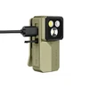 Grüne Olight Oclip 2 Ultra Clip-On-Lampe in der Seitenansicht beim Laden über ein USB-C-Kabel auf weißem Hintergrund